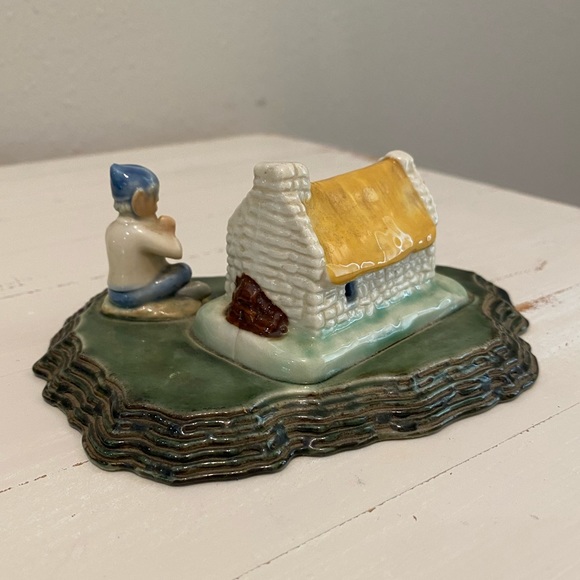 Shamrock Pottery By Wade Of Armagh Leprechaun Cottage Figurine Made in Ireland - Picture 5 of 10